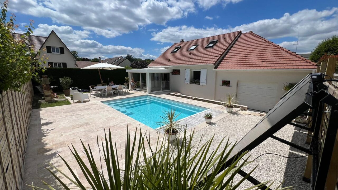 Piscine exterieur avec jardin et pergola