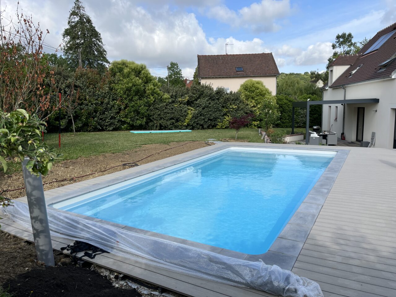 Terrassement et contour de piscine